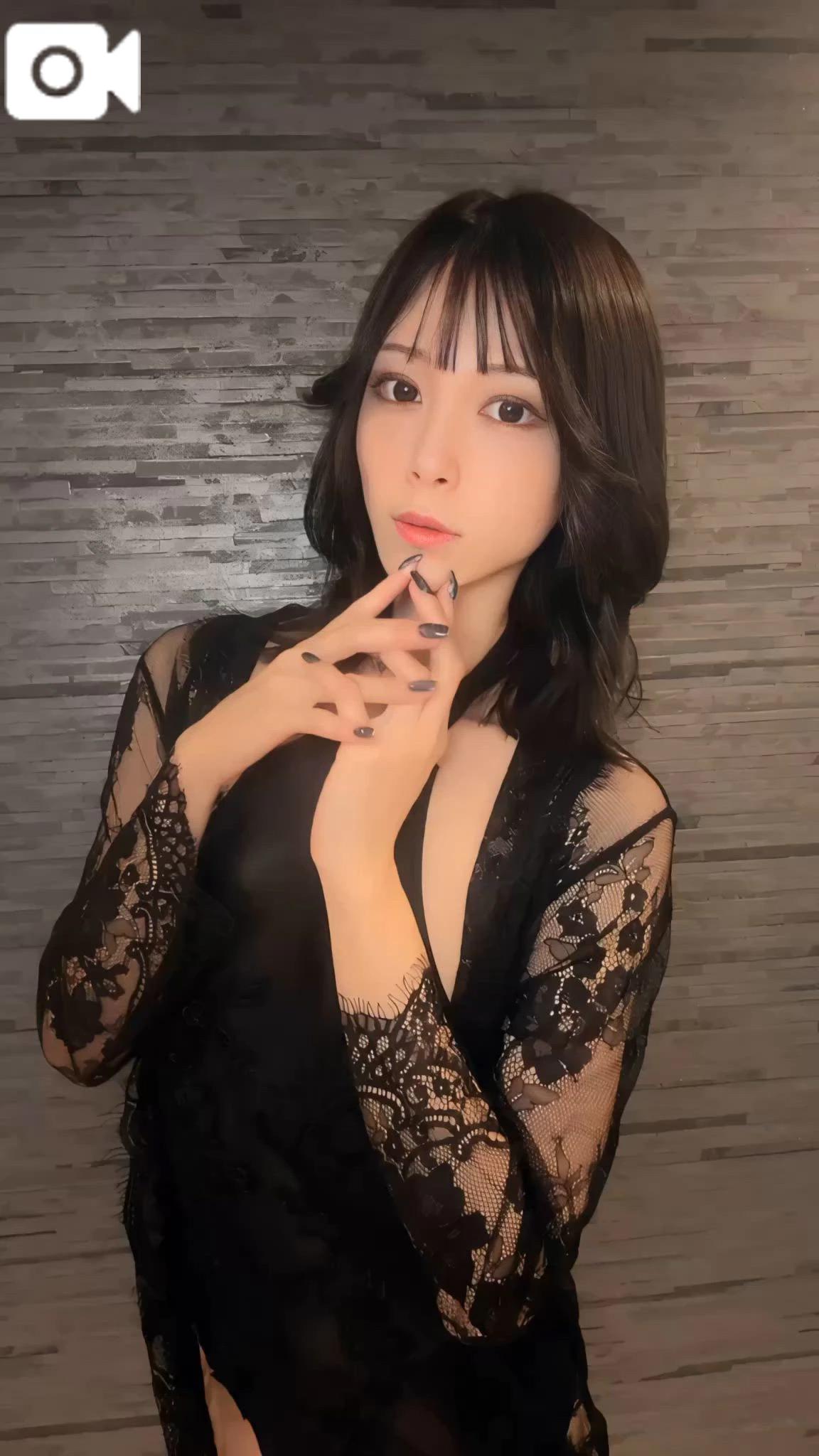 미소로 비난받고...